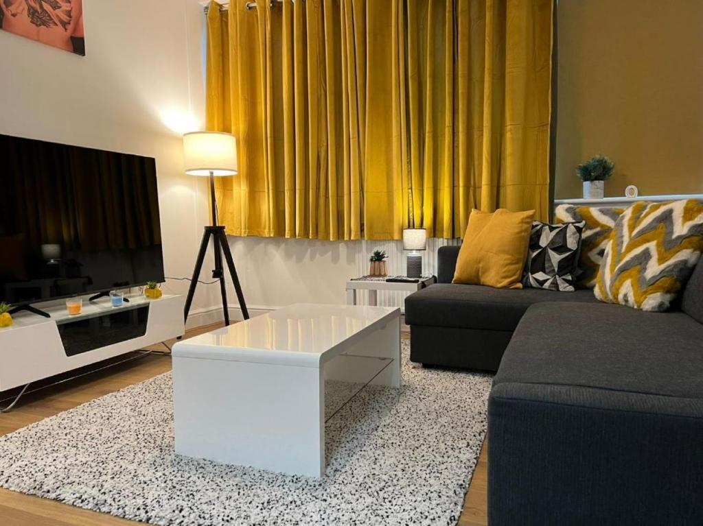 ein Wohnzimmer mit einem Sofa und einem Couchtisch in der Unterkunft Modern and Stylish 1bed flat in Barking