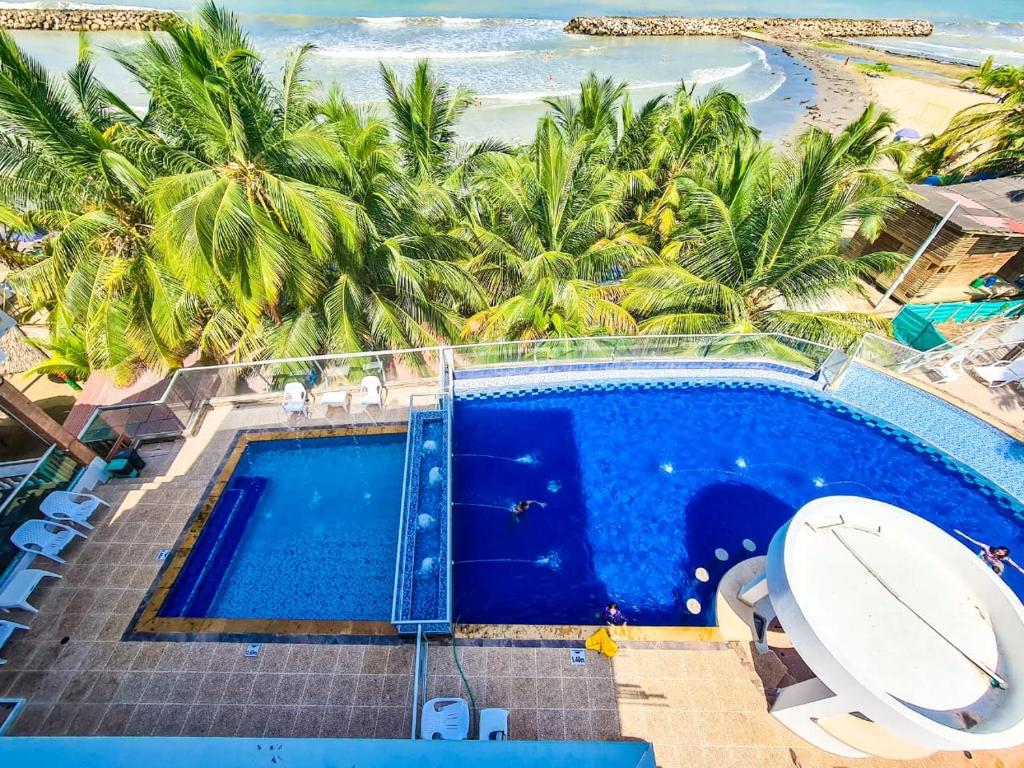 an overhead view of a swimming pool next to a beach at Hotel Boutique El Mirador in Arboletes