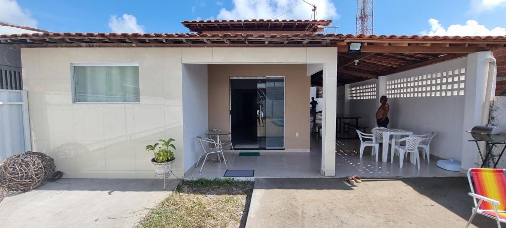 a house with a patio with a table and chairs at Casa com piscina no Centro de Lucena in Lucena
