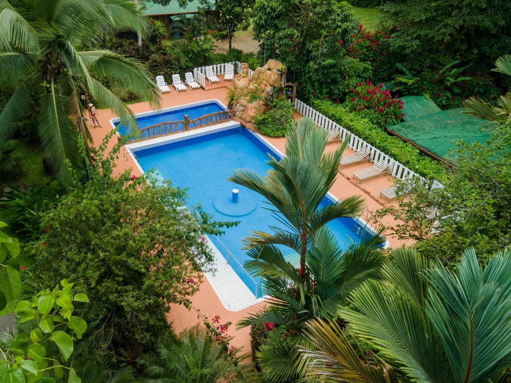 una vista aérea de una piscina en un complejo en Ara Ambigua Lodge en Sarapiquí