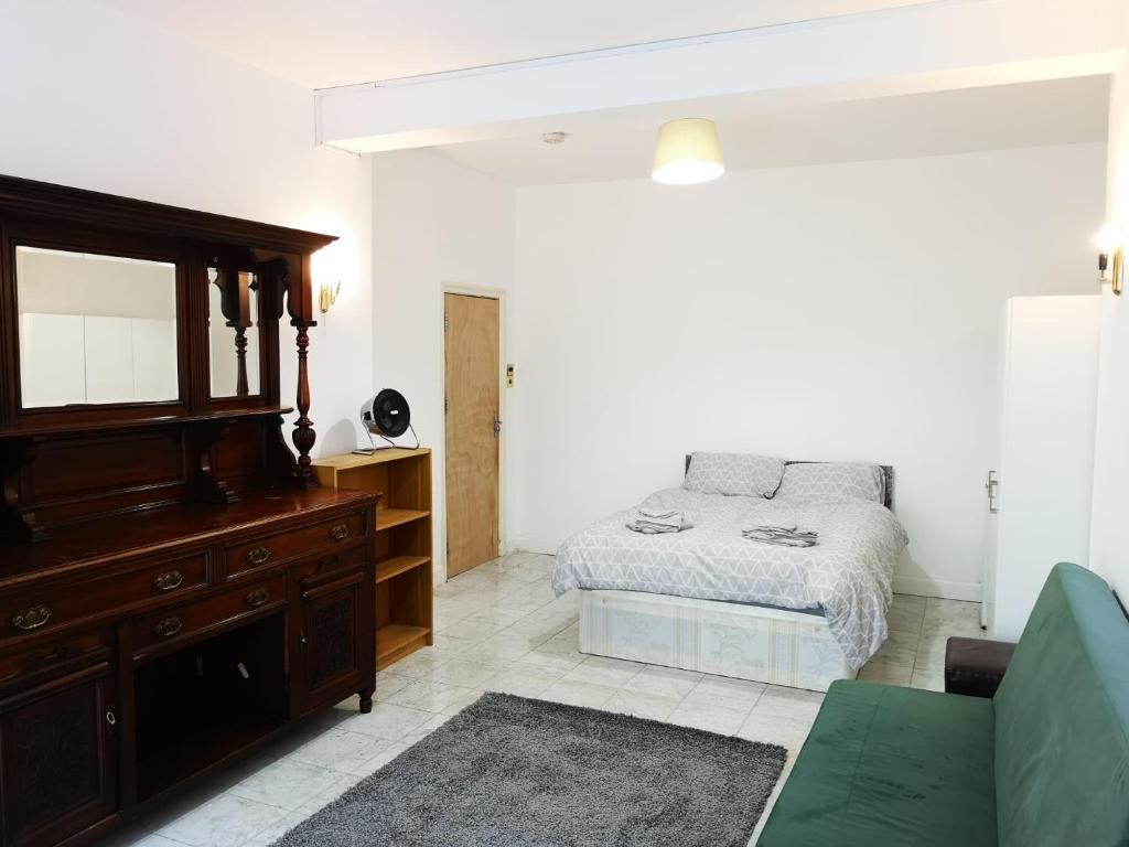 Large spacious property in Zone 2, London (updated prices 2024)
