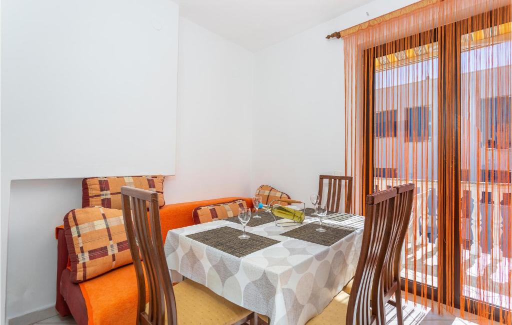 jadalnia ze stołem i kanapą w obiekcie Cozy Apartment In Jurandvor w mieście Jurandvor