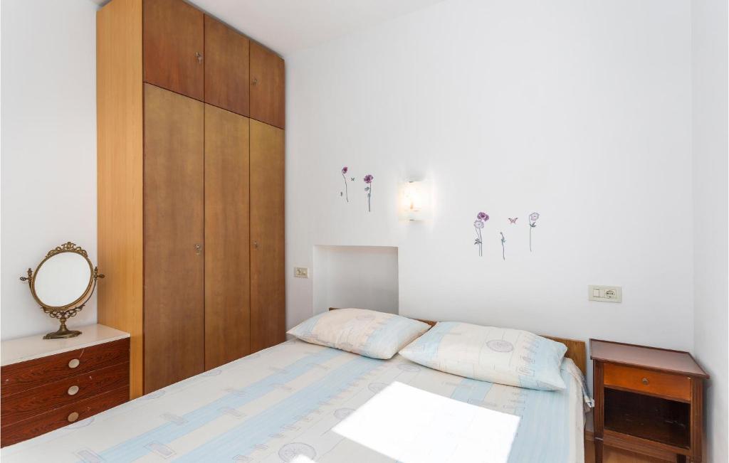 Łóżko lub łóżka w pokoju w obiekcie Cozy Apartment In Jurandvor
