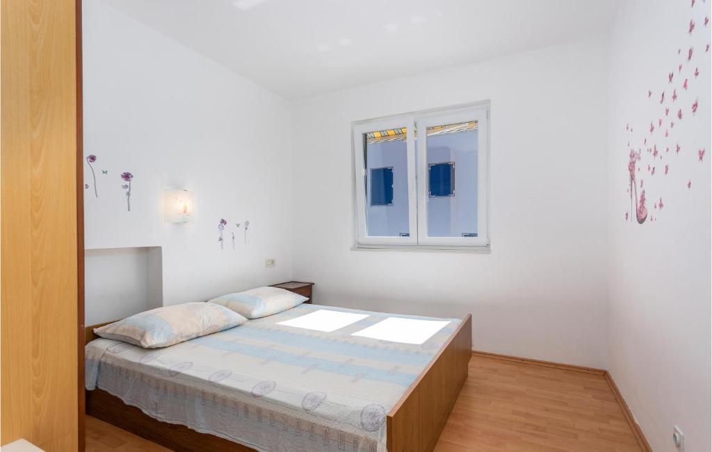 Łóżko lub łóżka w pokoju w obiekcie Cozy Apartment In Jurandvor