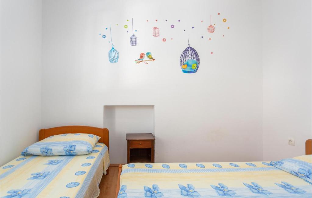 Łóżko lub łóżka w pokoju w obiekcie Cozy Apartment In Jurandvor