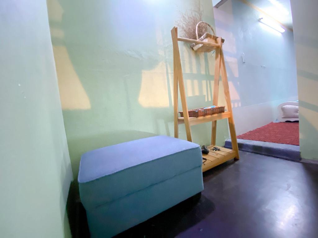 a room with a chair and a blue ottoman at Cúc cu Homestay 3 in Kiến An