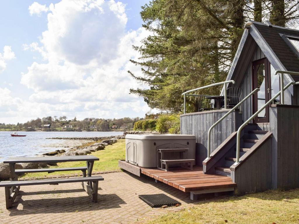 Dundonald Landing Lochside Chalet, Oban (updated prices 2024)