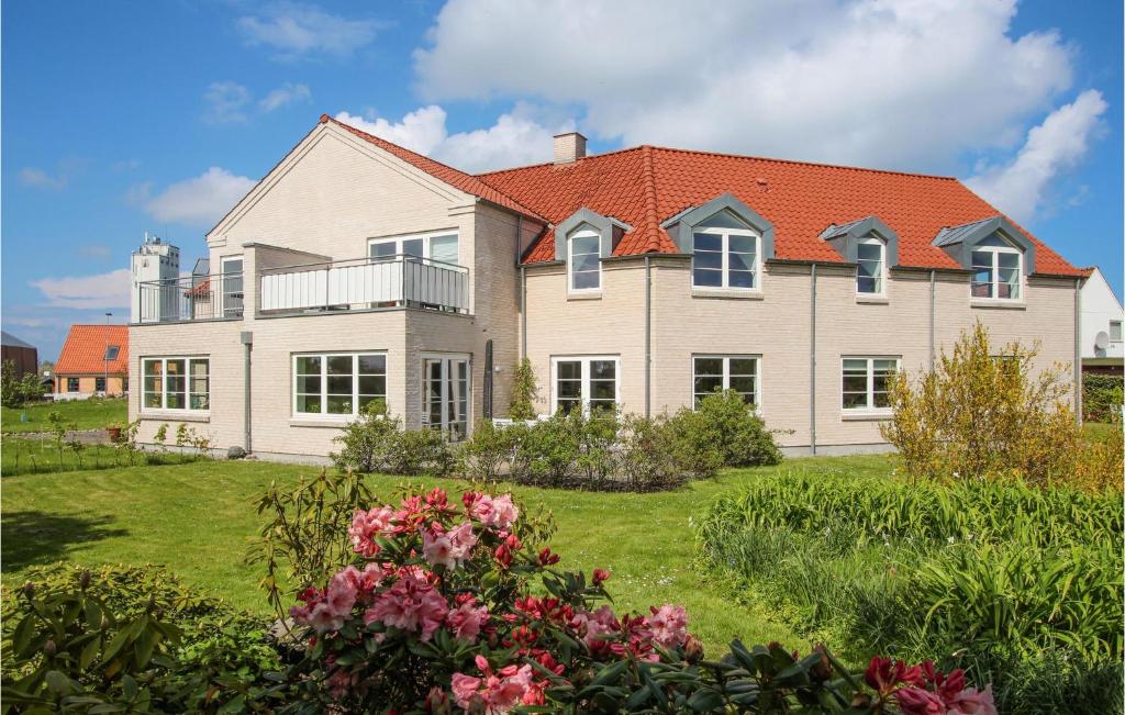 een groot huis met een tuin met roze bloemen bij Amazing Apartment In Sams With Wifi in Ballen