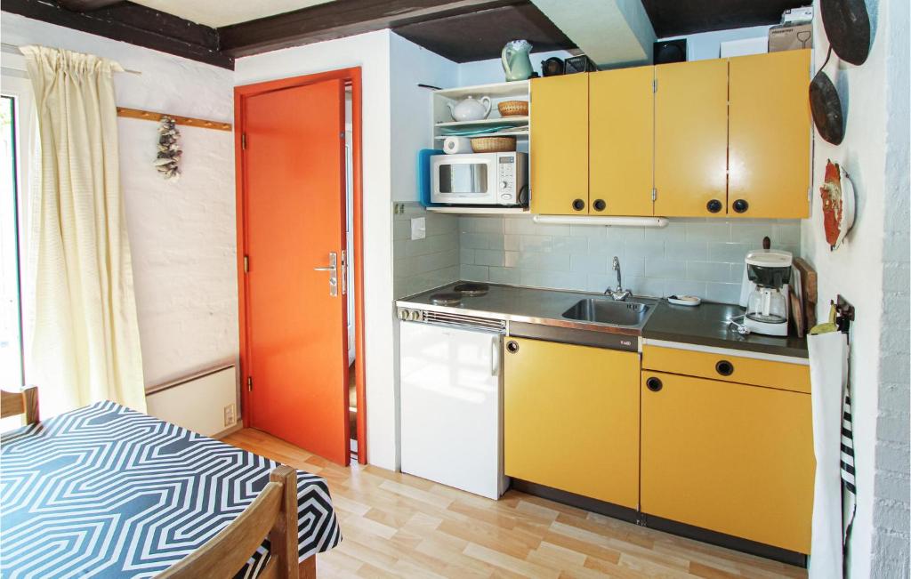Kuchyň nebo kuchyňský kout v ubytování Cute Apartment In Samsø