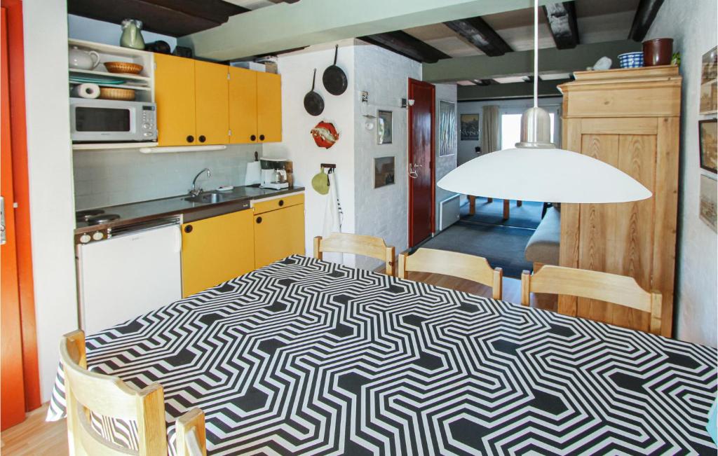 Kuchyň nebo kuchyňský kout v ubytování Cute Apartment In Samsø