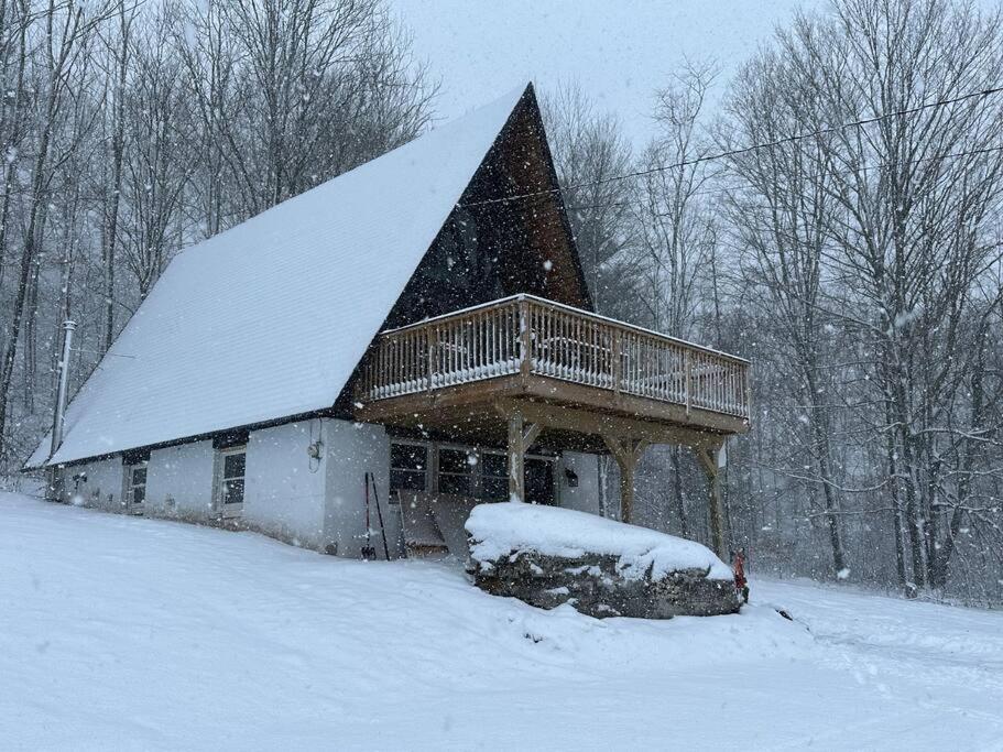 Cabaña con techo de madera en la nieve en 5 Bedroom House on Hunter Mountain w large 8 Person Hot Tub, Very Private, en Lanesville