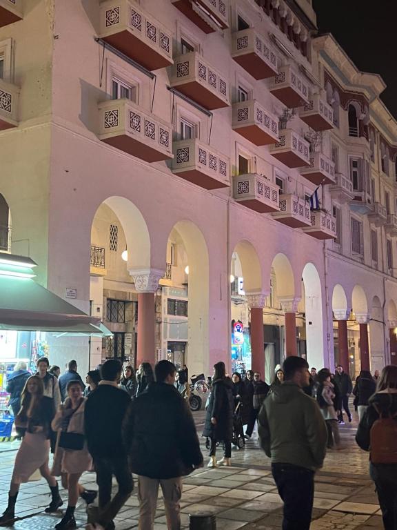 tłum ludzi idących ulicą przed budynkiem w obiekcie ROOM 11 Aristotelous Thessaloniki and-Mykonos w Salonikach