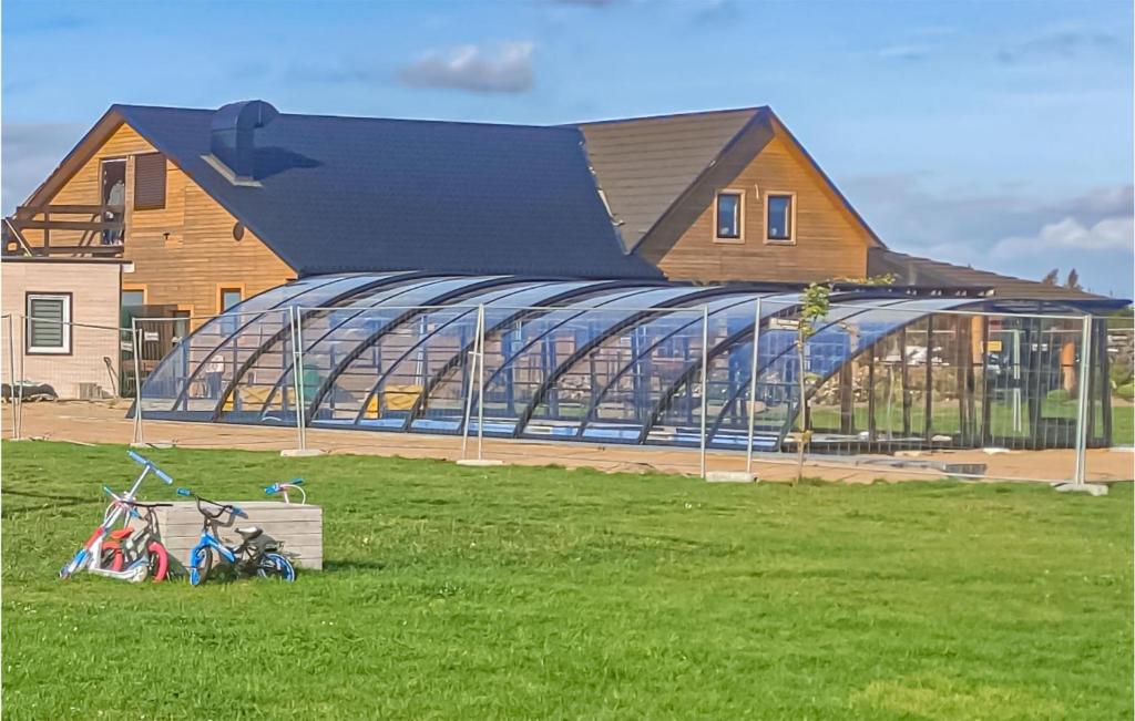 un edificio con un grupo de bicicletas en el césped en Gorgeous Home In Jezierzany With Sauna, en Jezierzany