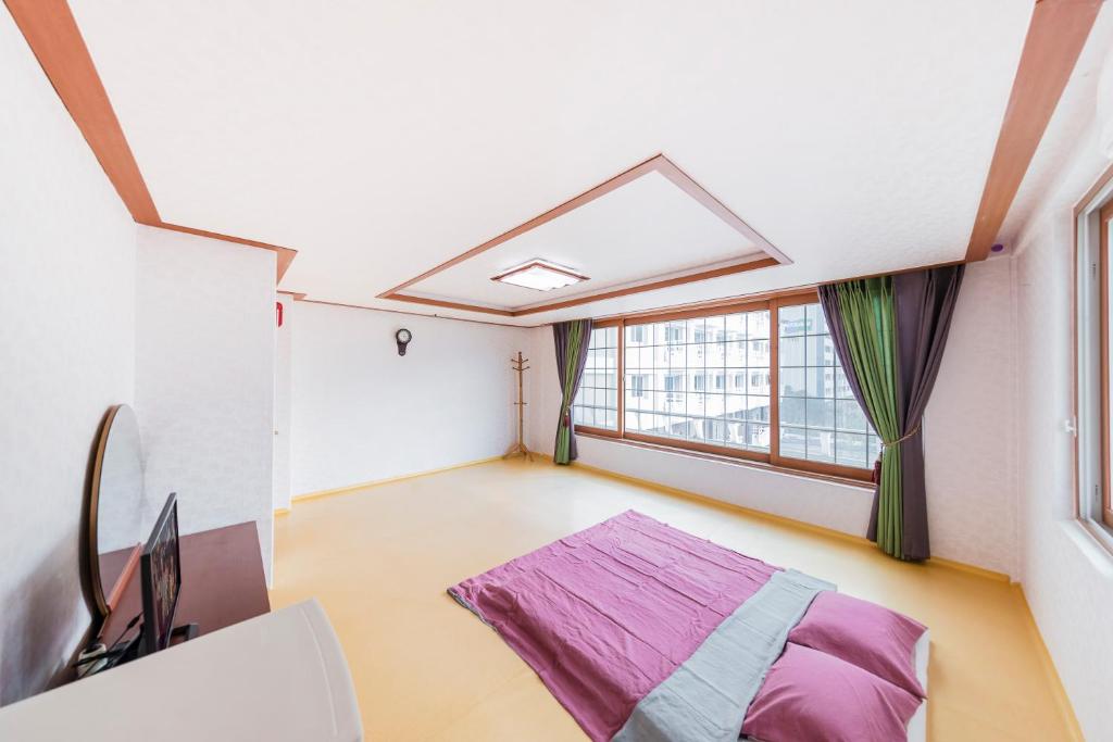Habitación con cama y ventana en Remember Youth Hostel en Gyeongju