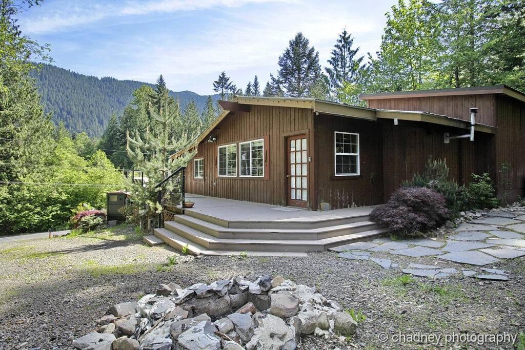 Relax Mt.Hood cabin pizza oven Hot tub so much more, Rhododendron