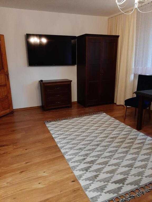 Televízia a/alebo spoločenská miestnosť v ubytovaní Blisko morza