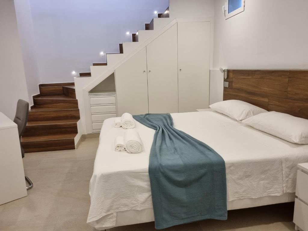 una camera da letto con un letto e asciugamani di apartamento ad Adeje