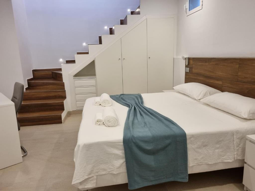 een slaapkamer met een bed met handdoeken erop bij la Casetta Island village in Adeje