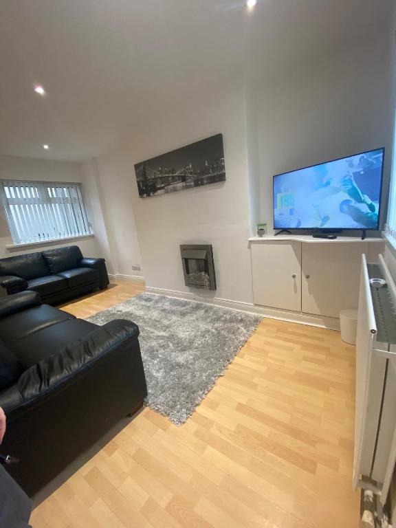 TV a/nebo společenská místnost v ubytování Modern Two Bed House Close To City Centre