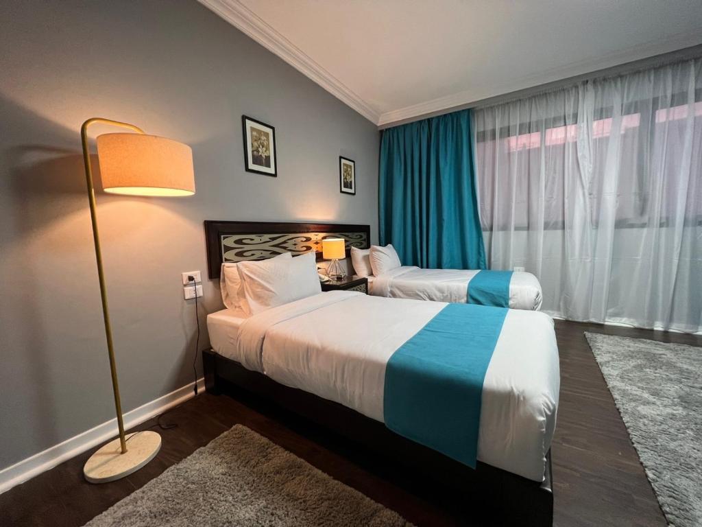 Postel nebo postele na pokoji v ubytování Pyramids Gate Hotel