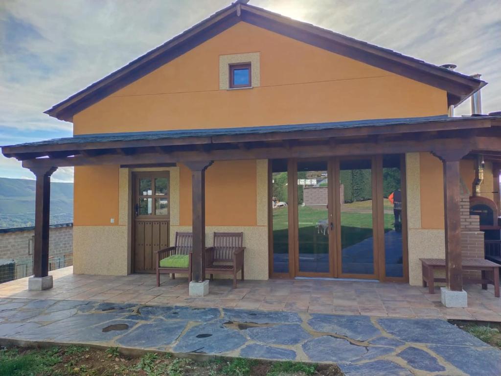 een huis met een groot terras met glazen deuren bij Casa Antonio in Susañe del Sil