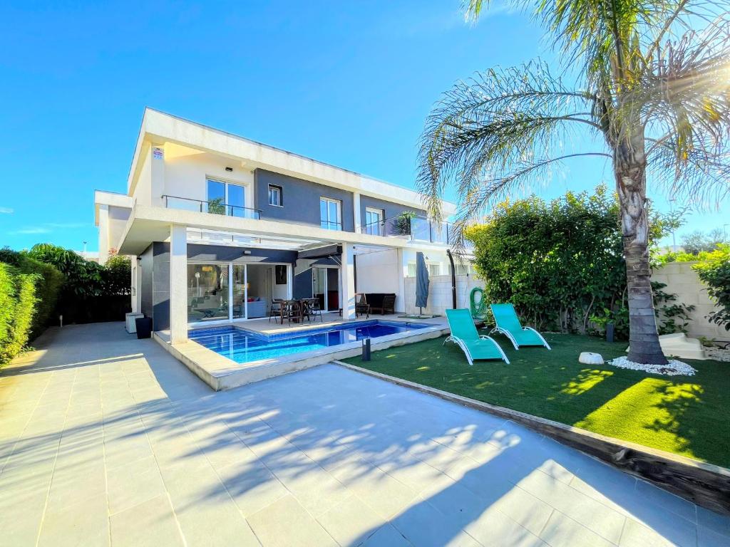 Bazén v ubytovaní Villa Bambu Gran Alacant by Villas&You alebo v jeho blízkosti