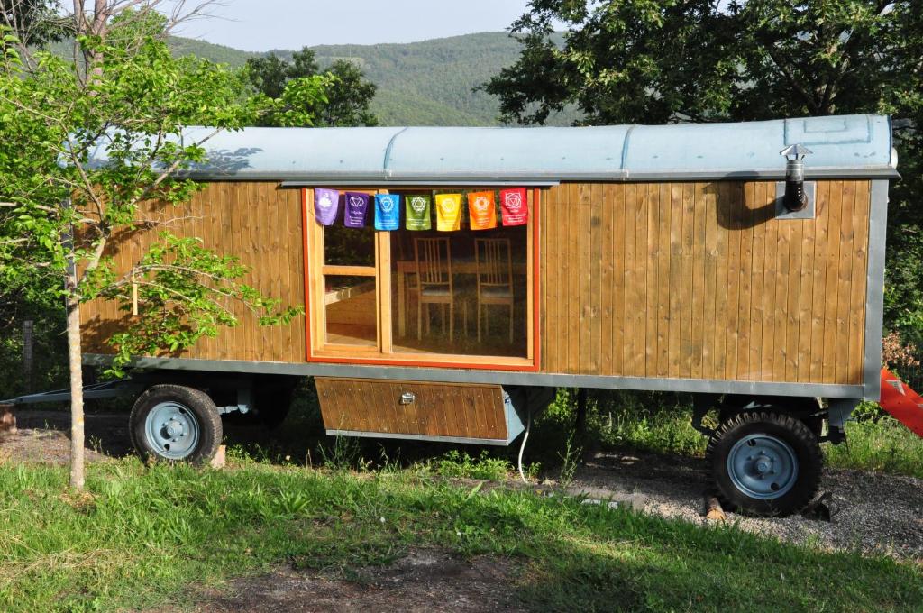 un rimorchio in legno con finestra in un campo di Agriturismo Pereti a Roccatederighi