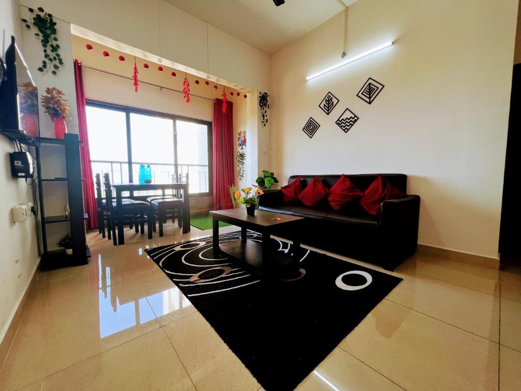 salon z kanapą i stołem w obiekcie Mesmerizing comfy condo with world class amenities w mieście Manipala