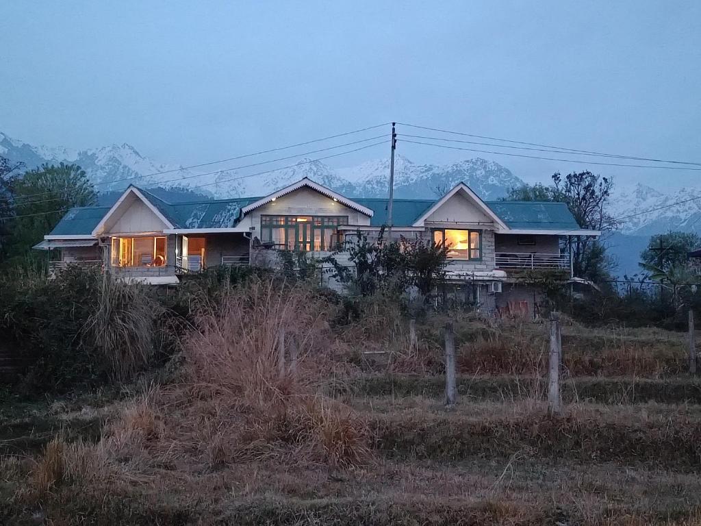 una casa sentada en la cima de una colina en Chinarchalet, en Pālampur