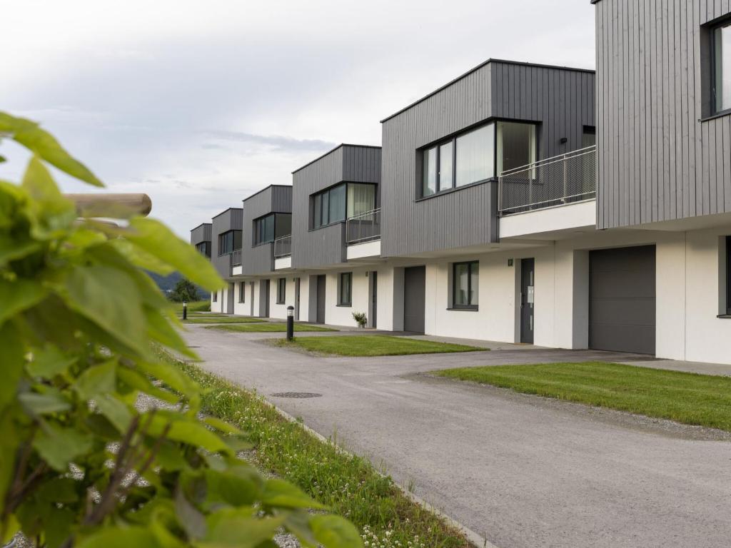 una fila de edificios de apartamentos con entrada en Beautiful chalet in St Lambrecht with infrared sauna, en Sankt Lambrecht