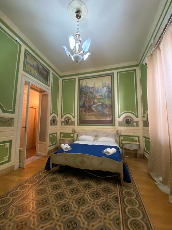 a bedroom with a bed and a painting on the wall at Hollywood Inn Palermo in Palermo