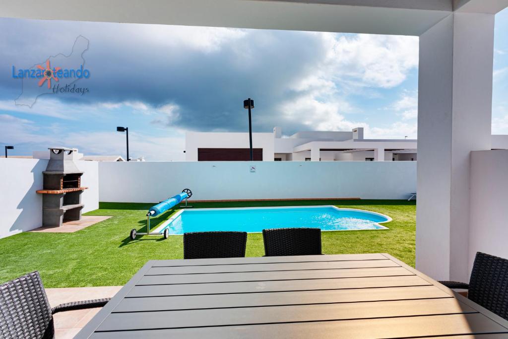 Bazén v ubytování Vivienda Vacacional El Golfo nebo v jeho okolí