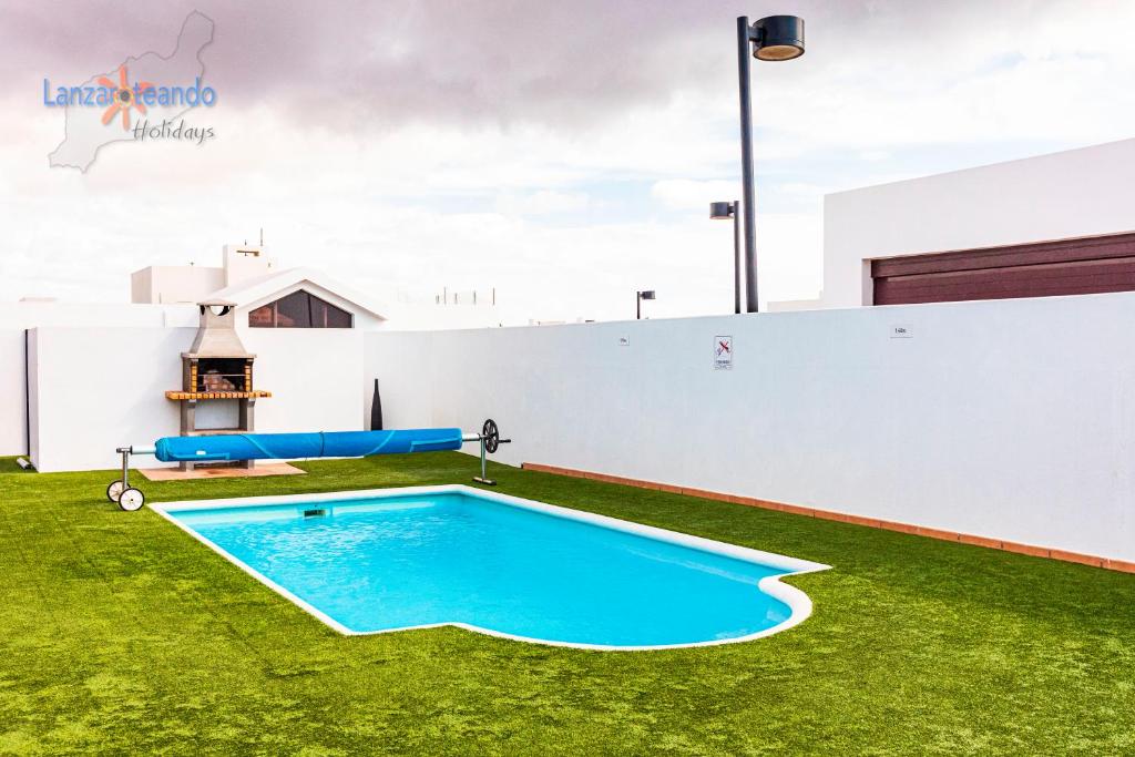 Bazén v ubytování Vivienda Vacacional El Golfo nebo v jeho okolí