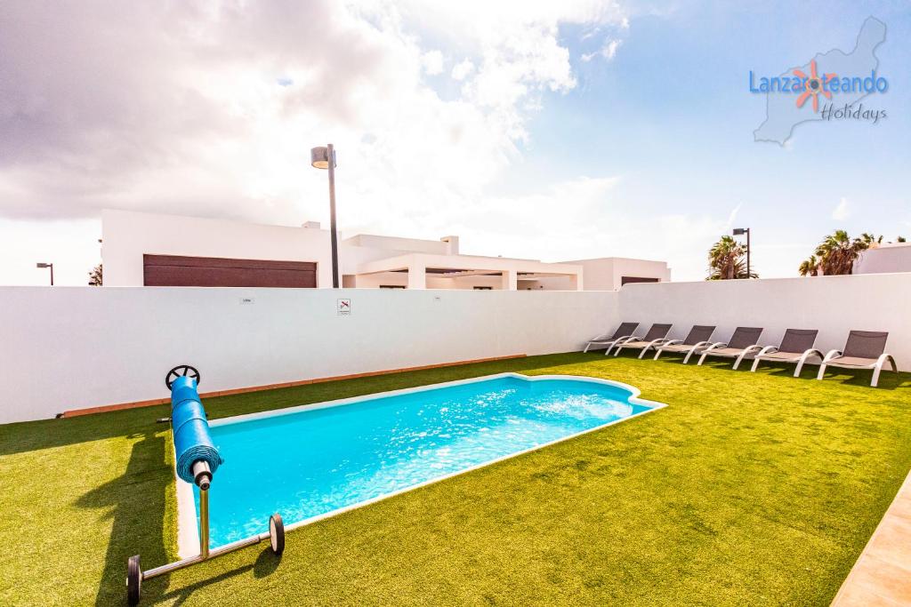 Bazén v ubytování Vivienda Vacacional El Golfo nebo v jeho okolí