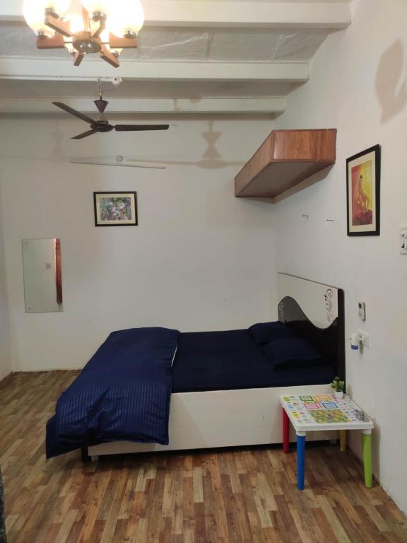Postel nebo postele na pokoji v ubytování Ira Homestay Mathura - Divine Spiritual Stay
