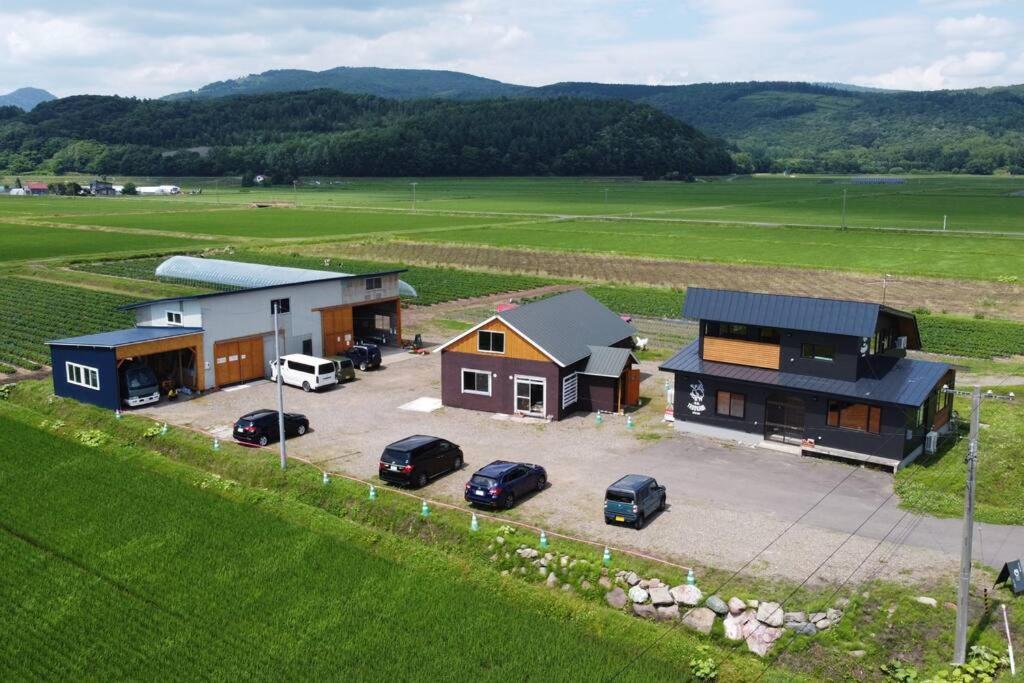 an aerial view of a house with cars parked in a parking lot at Yadoya YADOKARI in Pippu