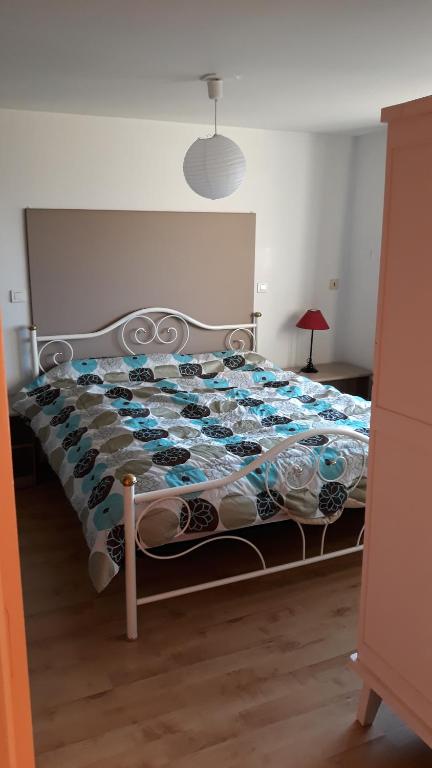 1 cama grande en un dormitorio con en F2 EXTERIEUR LIT KING SIZE, en Brives-Charensac