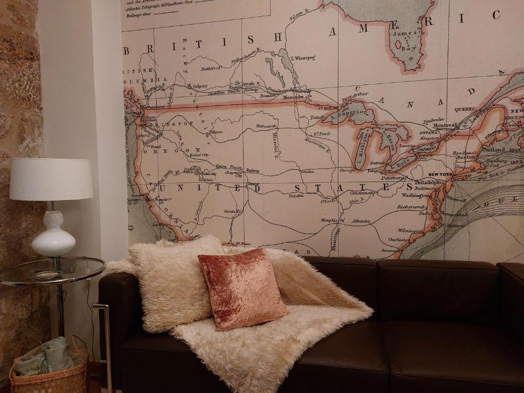 ビーゴにあるSuite Príncipeのソファ横の地図
