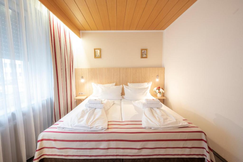 Postel nebo postele na pokoji v ubytování Hotel Astoria Stuttgart City