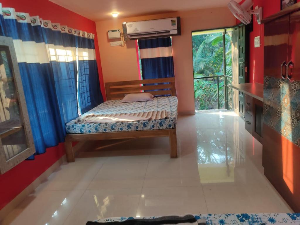 Postel nebo postele na pokoji v ubytování Godwill Kimo Guest house Seraulim
