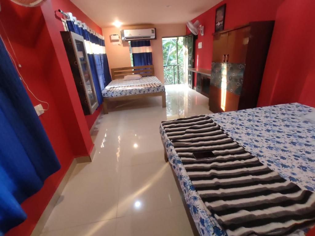 Postel nebo postele na pokoji v ubytování Godwill Kimo Guest house Seraulim