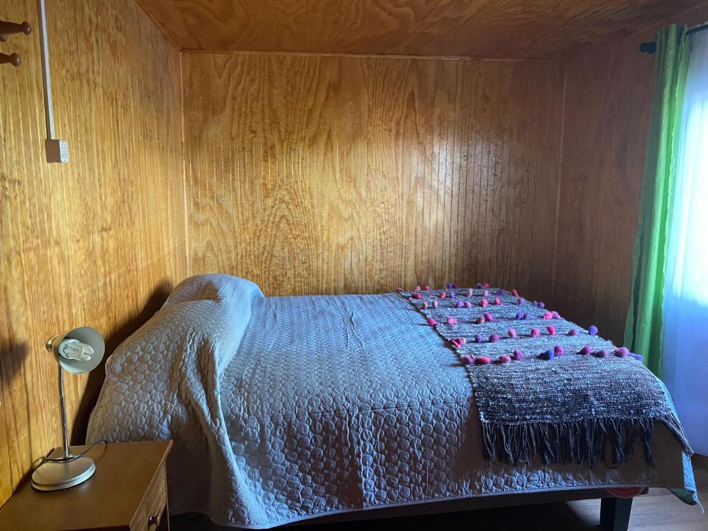 Ένα ή περισσότερα κρεβάτια σε δωμάτιο στο Hospedaje Aliwen isla Quehui