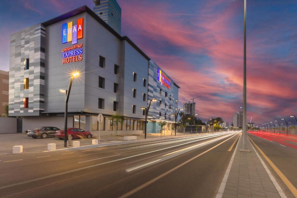 Východ nebo západ slunce při pohledu z hotelu nebo okolí