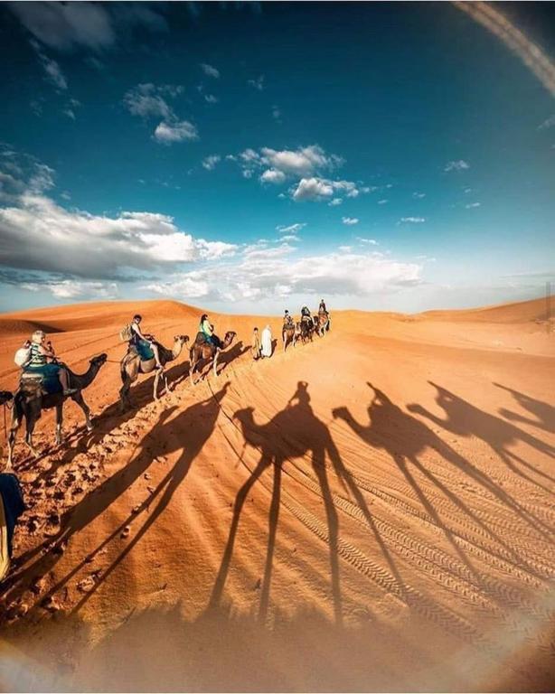 un grupo de gente montando caballos en el desierto en Rayan Tours, en Fkih Ben Salah