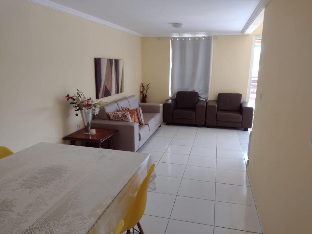 uma sala de estar com uma mesa e um sofá em CASA DA SERRA na Chácara Paraíso em Bananeiras