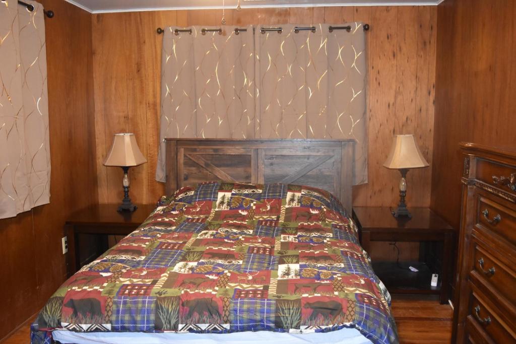 Ліжко або ліжка в номері 5 Bdr Cabin Game rm Large Deck Fireplace FireTable