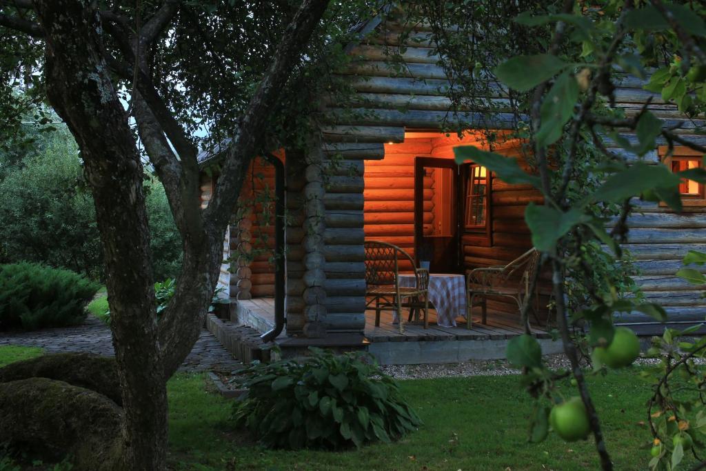 Cabaña de madera con porche y patio en Mazais Līvkalns, en Sigulda