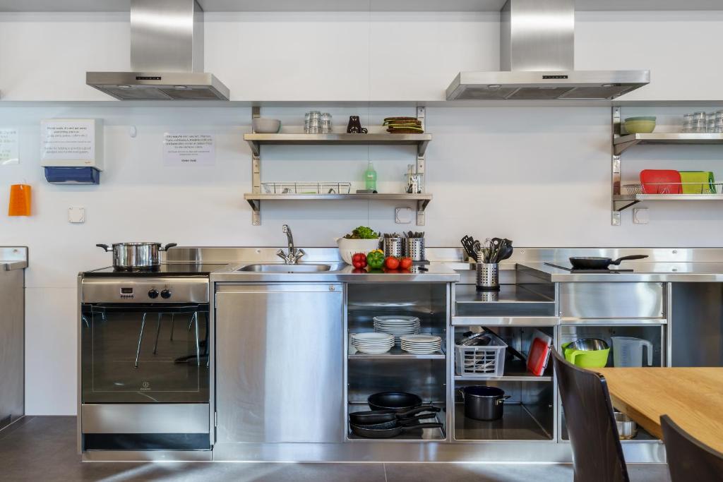 Kuchyň nebo kuchyňský kout v ubytování Backpackers Villa Sonnenhof - Hostel Interlaken