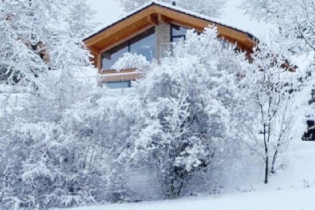 een hut in het bos bedekt met sneeuw bij Chic small new apartment up to 4 people, Pets allowed in Lens