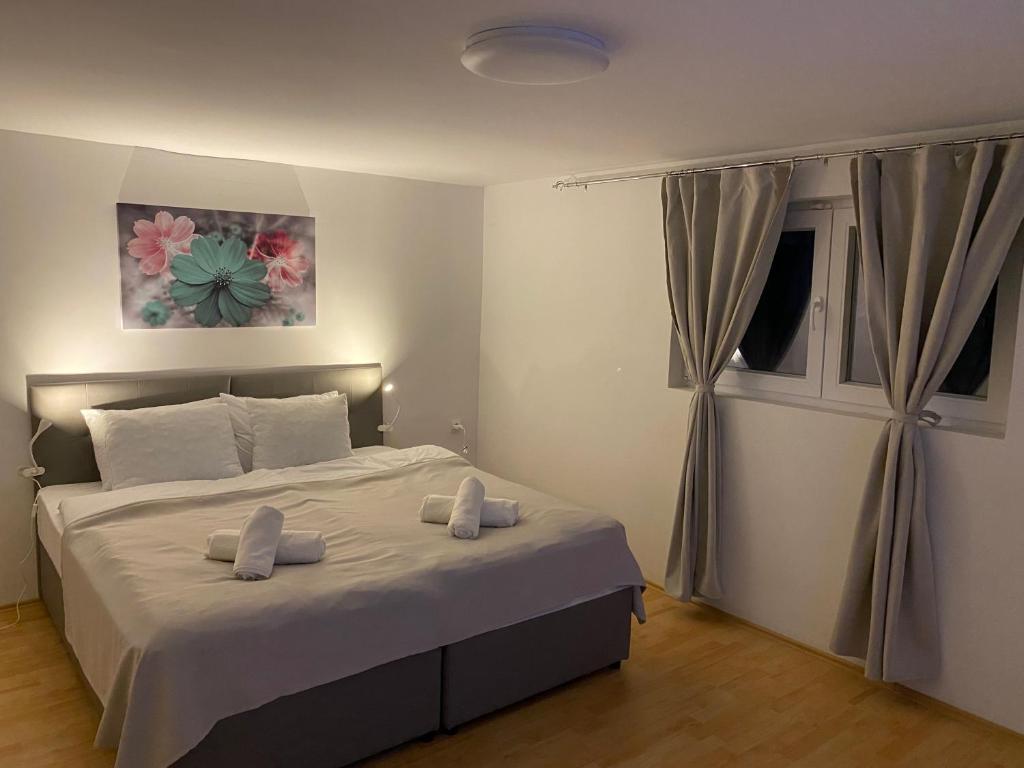 Un dormitorio con una cama grande y una ventana en FIA House, en Ždanec